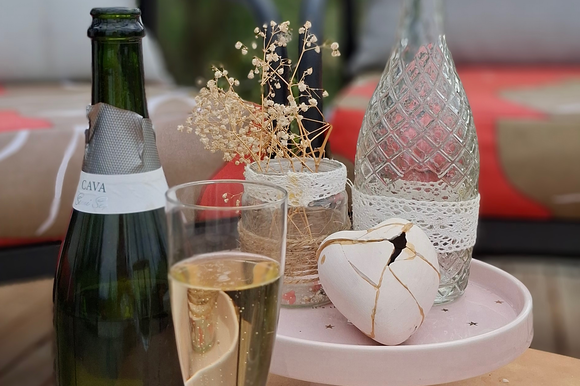 Sfeervolle tafel met bubbels en inspiratiekaartje