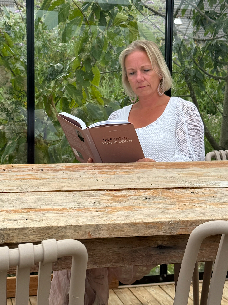Sarah de Winter leest in de kas — rust en inspiratie