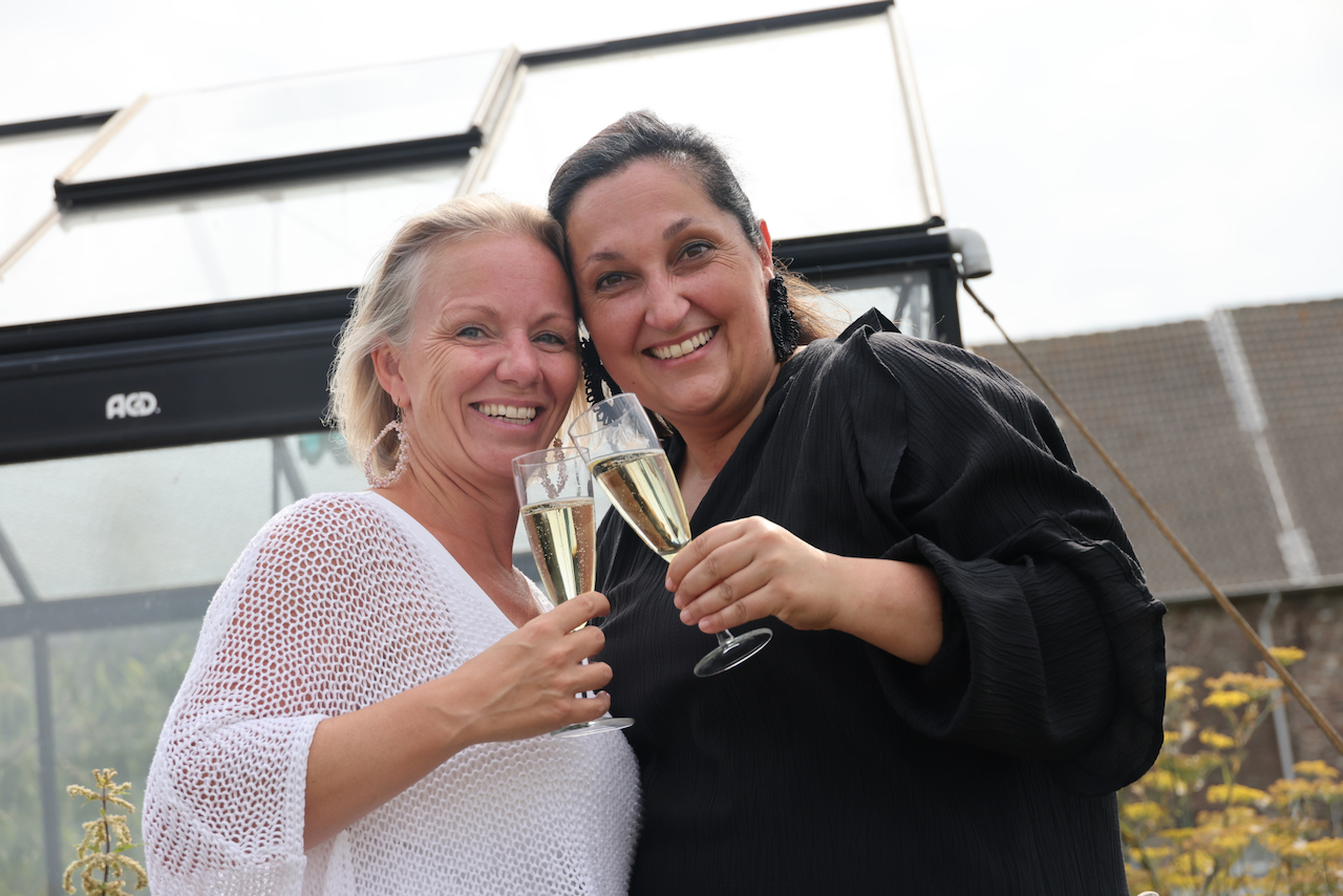 Loes en Sarah proosten buiten
