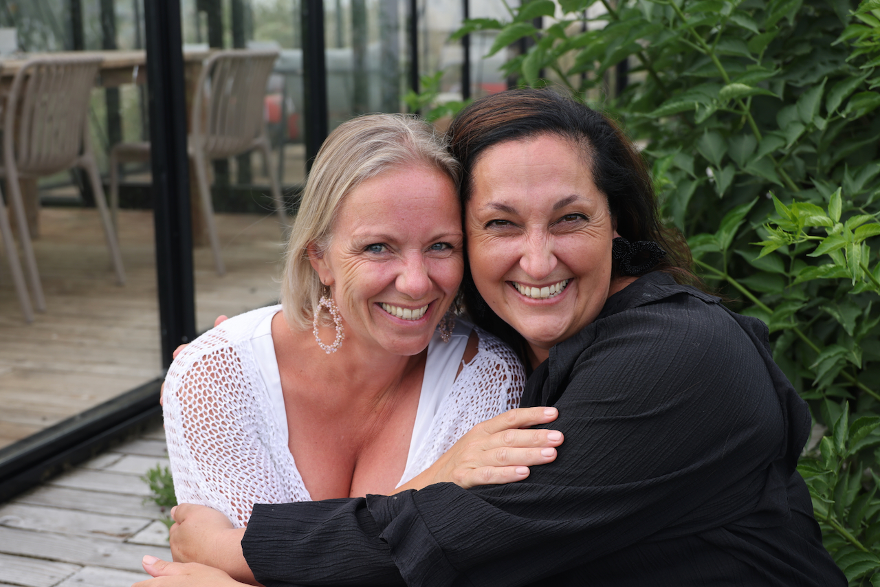 Loes en Sarah — samen sterk